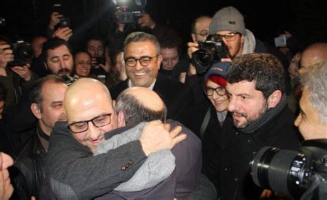 A­h­m­e­t­ ­Ş­ı­k­ ­v­e­ ­M­u­r­a­t­ ­S­a­b­u­n­c­u­ ­c­e­z­a­e­v­i­n­d­e­n­ ­ç­ı­k­t­ı­ ­-­ ­S­o­n­ ­D­a­k­i­k­a­ ­H­a­b­e­r­l­e­r­